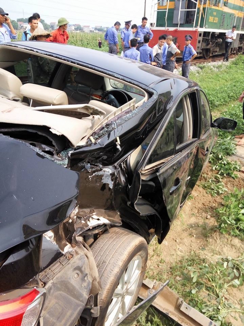 Tau-hoa-dam-nat-bet-Camry-mot-nguoi-bi-thuong