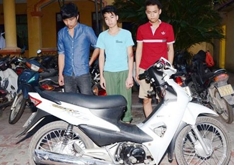 Bat-giu-ba-doi-tuong-di-xe-may-dam-bay-nguoi-thuon