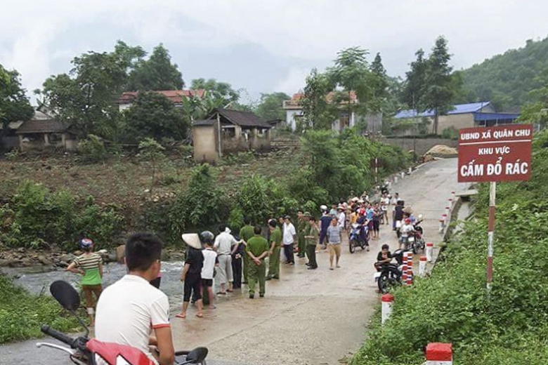 2 nu cong nh&acirc;n bị lũ cuốn