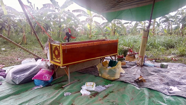 chiếc quan t&agrave;i đợi sẵn tr&ecirc;n bờ s&ocirc;ng đ&oacute;n ch&aacute;u Duy l