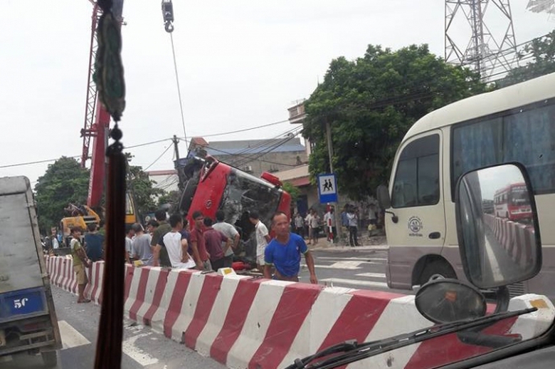 xe-khach-dam-xe-may-1-nguoi-tu-vong (2)