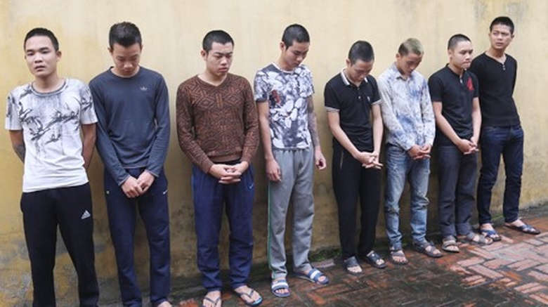 Khoi-to-13-doi-tuong-mang-lo-hung-khi-khung-di-gay