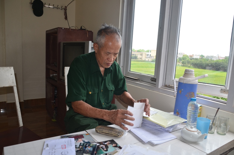 &ocirc;ng L&atilde;ng ng&agrave;y ng&agrave;y miệt m&agrave;i với những chồng hồ sơ,