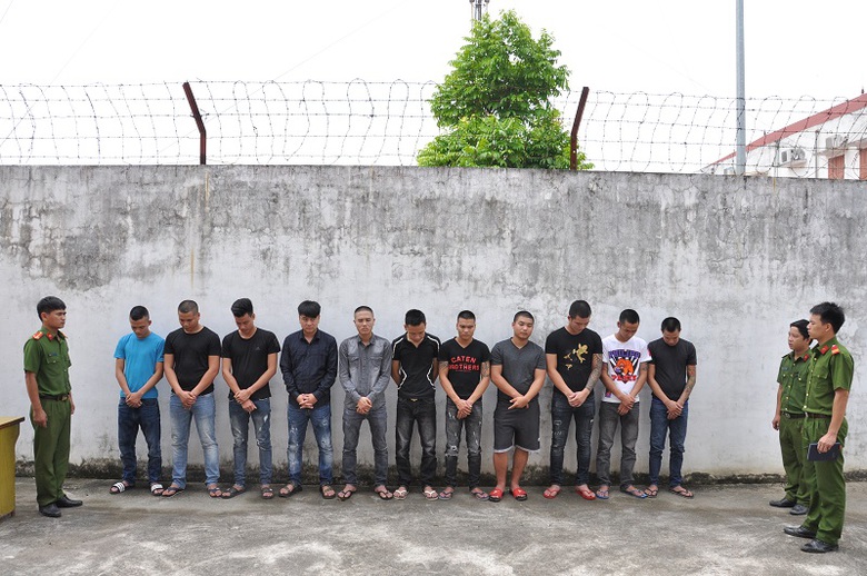 hon-chien-cua-hang-cam-do1