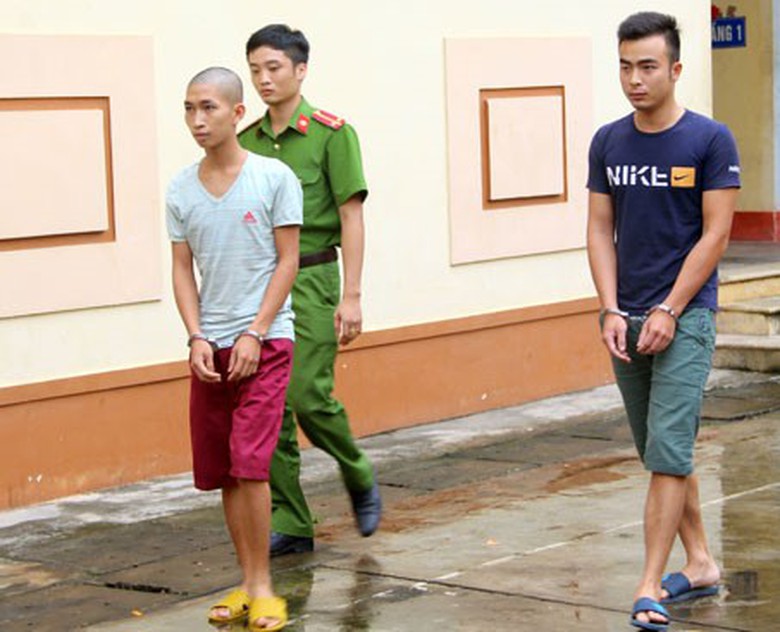 nem-da-cai-chong-xe-buyt (2)