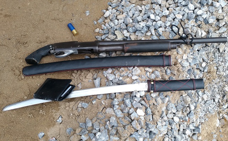 mang-sung-kiem-di-danh-ghen1