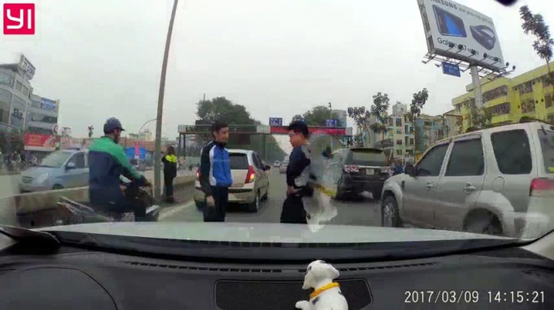 H&agrave;nh xử bất ngờ của 2 t&agrave;i xế sau pha va chạm tr&ecirc;n 