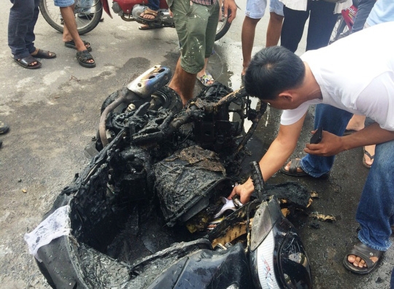 dang-luu-thong-xe-may-bat-ngo-chay-tro-khung