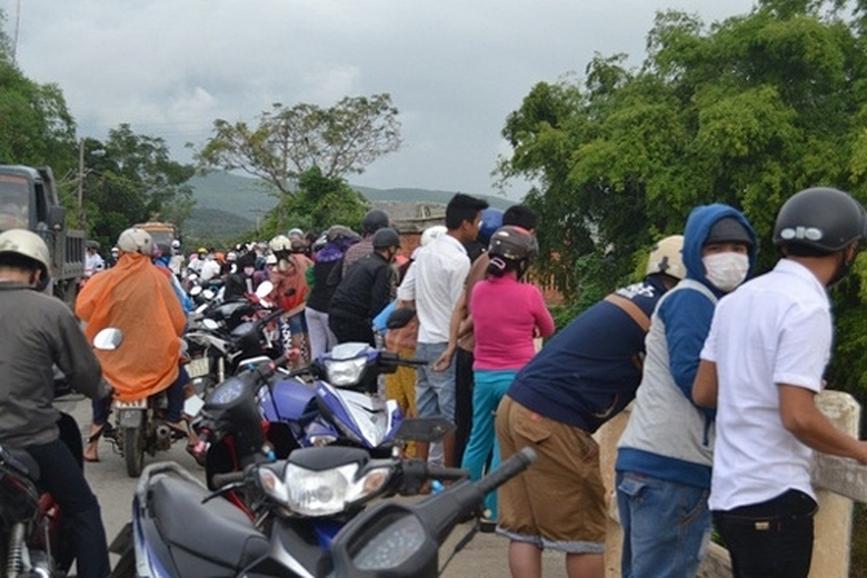 mot-phu-nu-nhay-cau-tu-tu-luc-rang-sang-1557