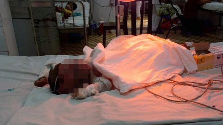 hai-me-con-boc-chay-nhu-duoc-trong-nha-bep