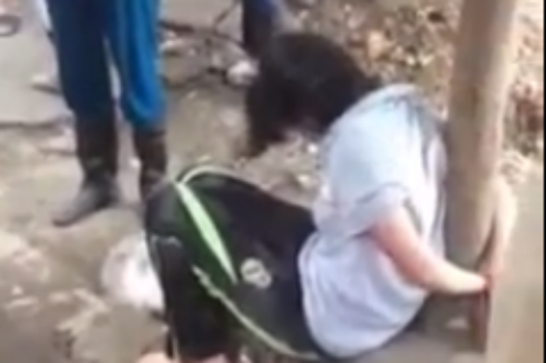 gai-xinh-an-trom-bi-bat-troi-vao-cot-1