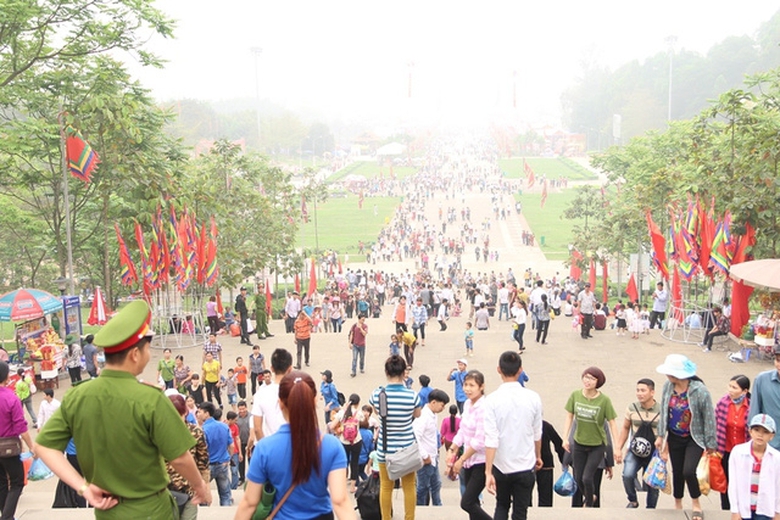 dong-nguoi-dong-khung-khiep-o-den-hung-du-chua-den