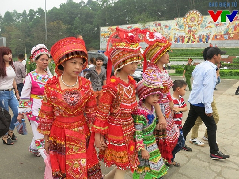 hang-trieu-luot-du-khach-ve-du-le-hoi-den-hung-nam