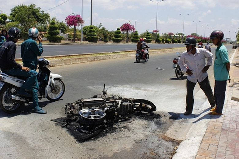 xe-may-cu-phat-no-va-boc-chay-nguoi-di-duong-hoang