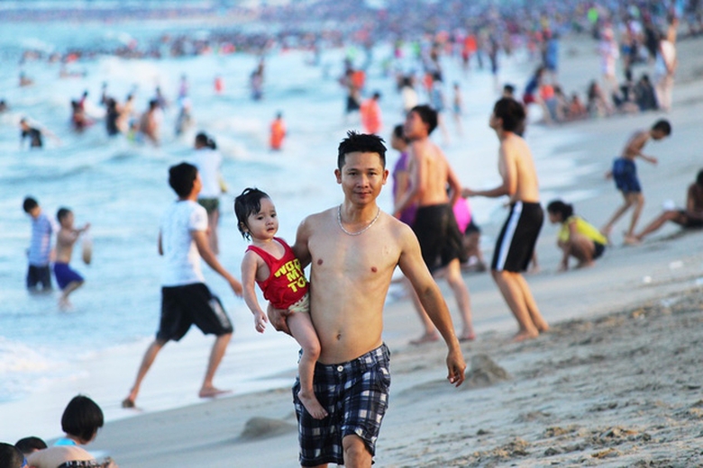 bai-bien-nha-trang-dong-nghit-nguoi-le-30-4-anh-9-