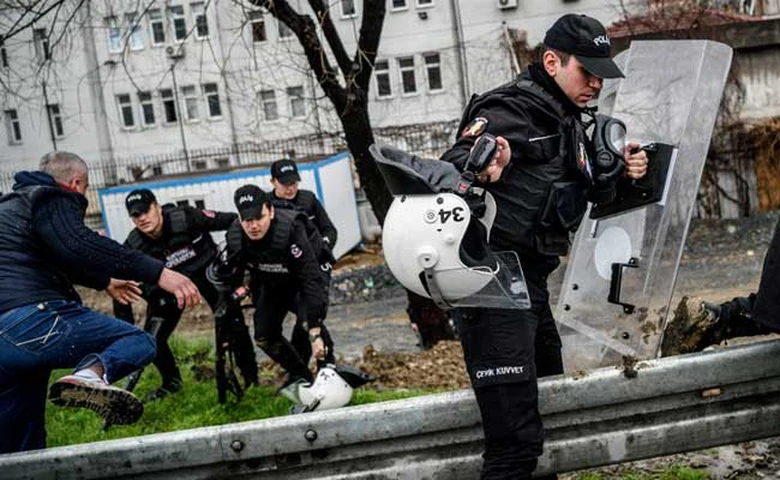 turkey-police-arrest-afp_650x400_81457013045