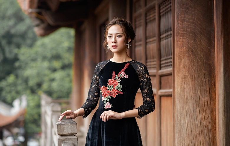 Chất liệu nhung trên bộ áo dài này khiến cô thiếu