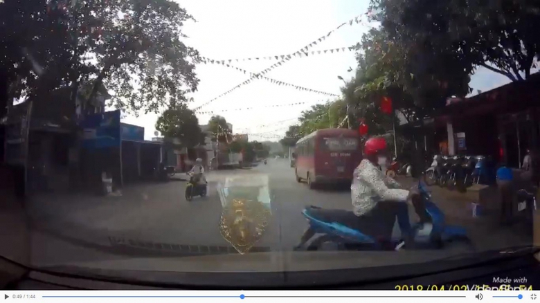 ảnh tài x&ecirc;́ phanh kịp thời trước pha tạt đ&acirc;̀