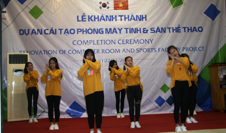 Một tiết mục văn nghệ của sinh vi&ecirc;n Trường Trung c