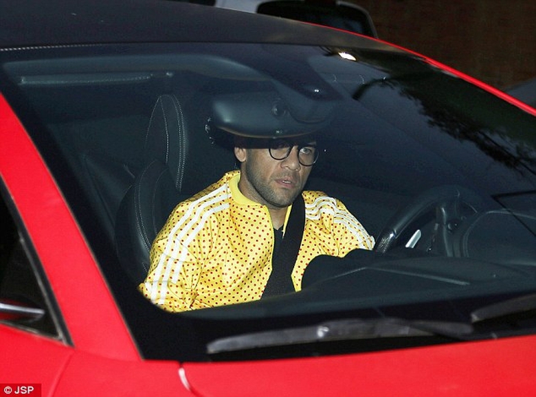 Dani Alves ăn mặc rất phong c&aacute;ch đi dự tiệc