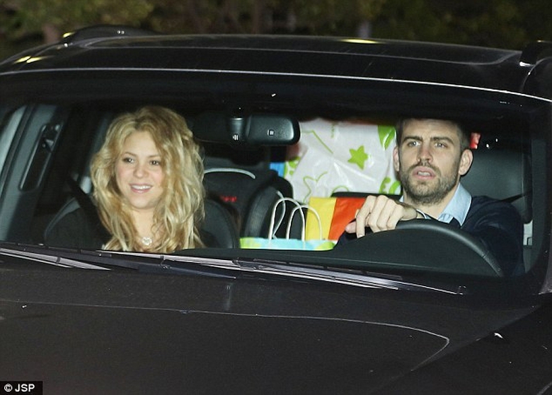 Pique v&agrave; Shakira tới kh&aacute;ch sạn sớm để chuẩn bị cho