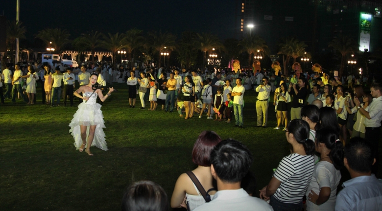 25LH.Biểu diễn dương cầm trong kh&ocirc;ng gian c&ocirc;ng vi&ecirc;