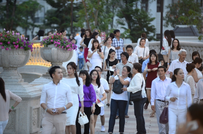 2.Những vị kh&aacute;ch đầu ti&ecirc;n h&aacute;o hức chi&ecirc;m ngưỡng c&ocirc;n