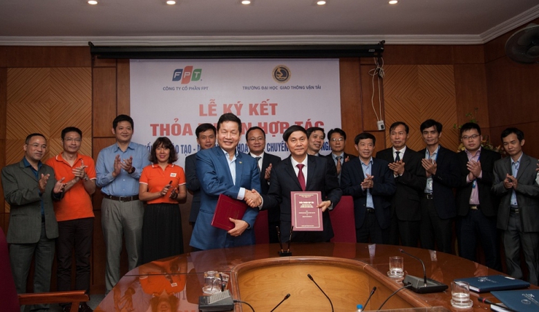 Chủ tịch FPT Trương Gia B&igrave;nh v&agrave; Hiệu trưởng ĐH GTV