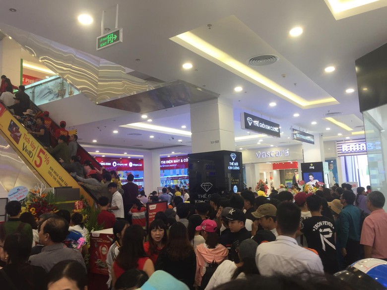 Kh&aacute;ch h&agrave;ng chen ch&acirc;n mua sắm trong ng&agrave;y đầu khai t