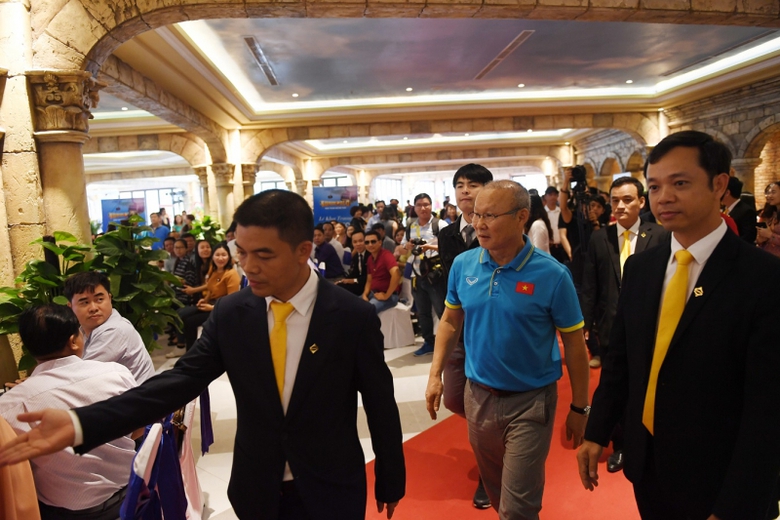 HLV Park tham dự sự kiện khai trương c&aacute;p treo H&ograve;n 