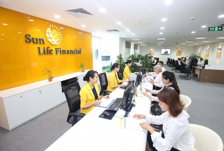 Kh&aacute;ch h&agrave;ng giao dịch tại Trung t&acirc;m Kinh doanh v&agrave; D