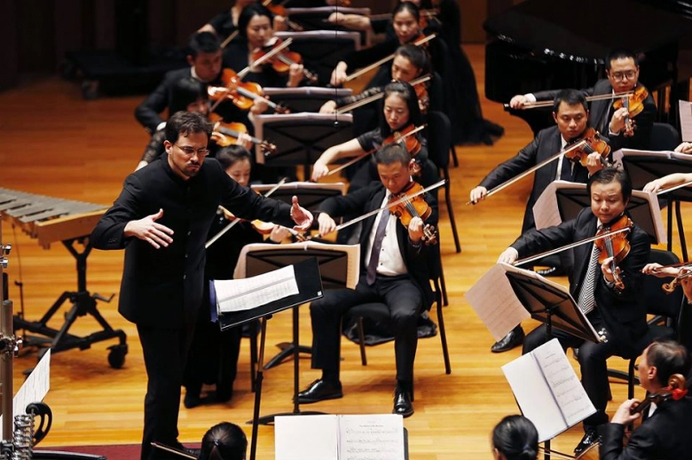 Nhạc trưởng Olivier Ochanine 2- D&agrave;n nhạc giao hưởn