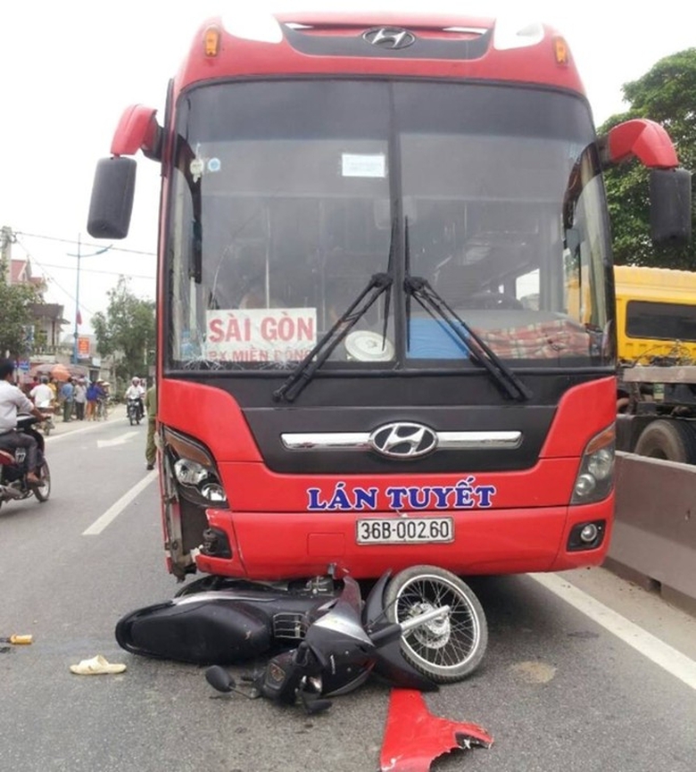 thai-phu-sap-sinh-bi-xe-khach-keo-le-tren-duong