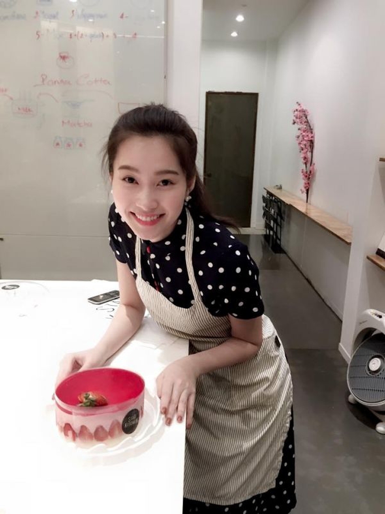 hoa-hau-thu-thao-lam-banh 6