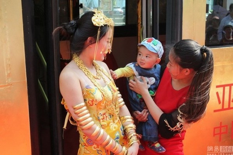 la-lung-chiec-xe-buyt-cho-nguoi-len-de-tim-vang-1