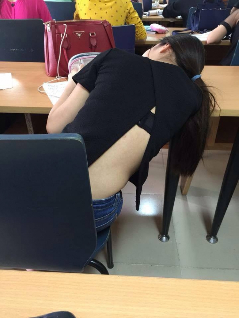 nhuc-mat-voi-trang-phuc-di-hoc-ho-hang-cua-nu-sinh