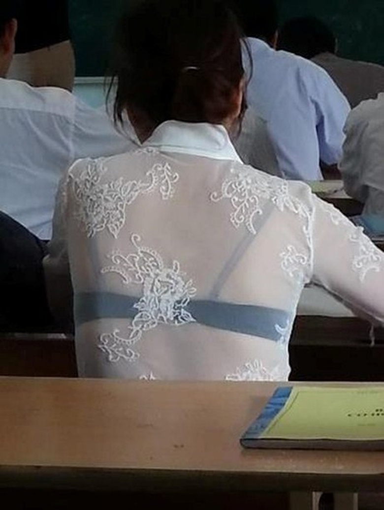 nhuc-mat-voi-trang-phuc-di-hoc-ho-hang-cua-nu-sinh