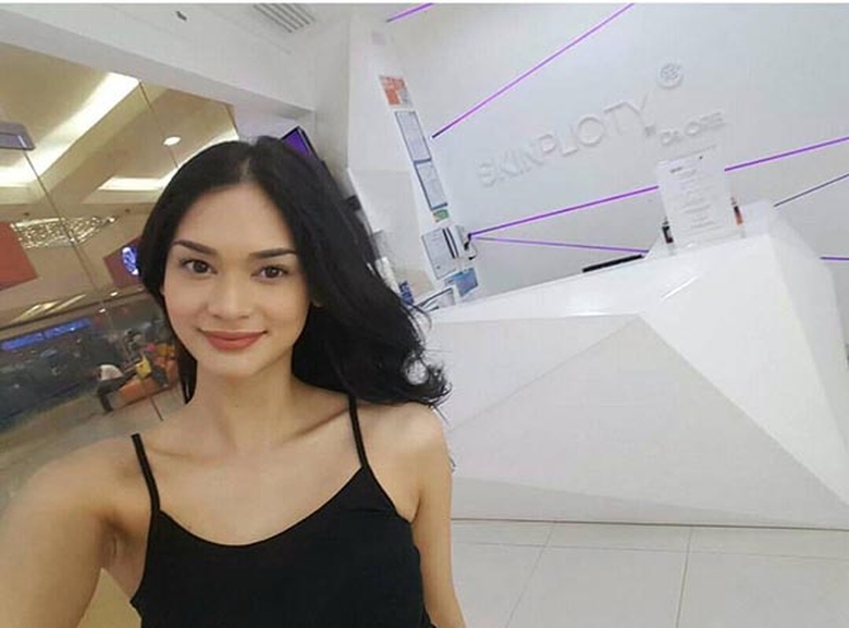 can-canh-nhan-sac-that-sau-anh-den-san-khau-cua-ta