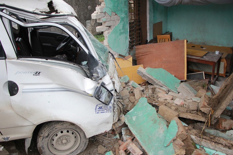 xe-tai-tong-sap-phong-ngu-2-ba-chau-may-man-thoat-