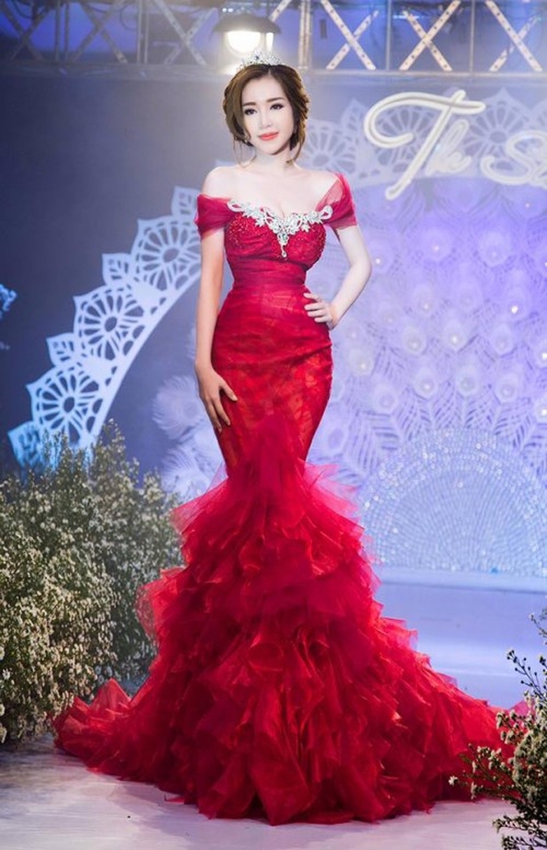 1460336667-elly-tran-lan-dau-khoe-vong-eo-54-khien