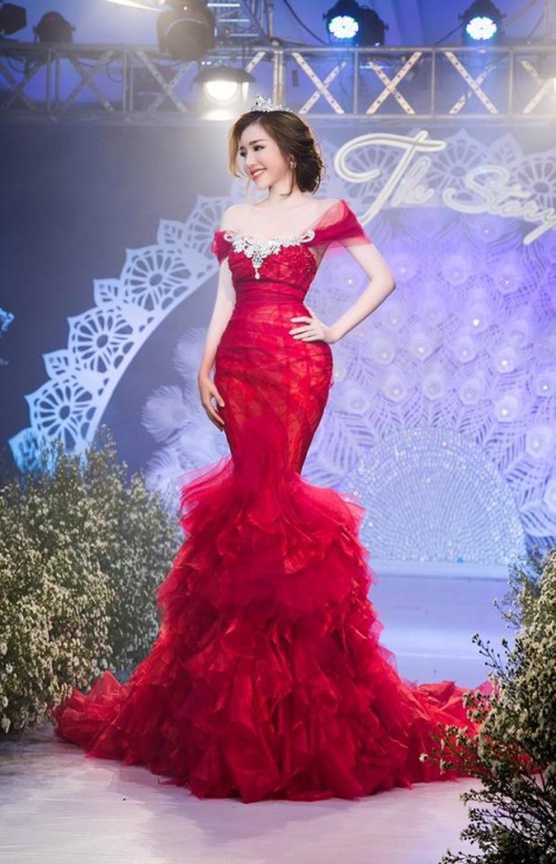 1460336672-elly-tran-lan-dau-khoe-vong-eo-54-khien