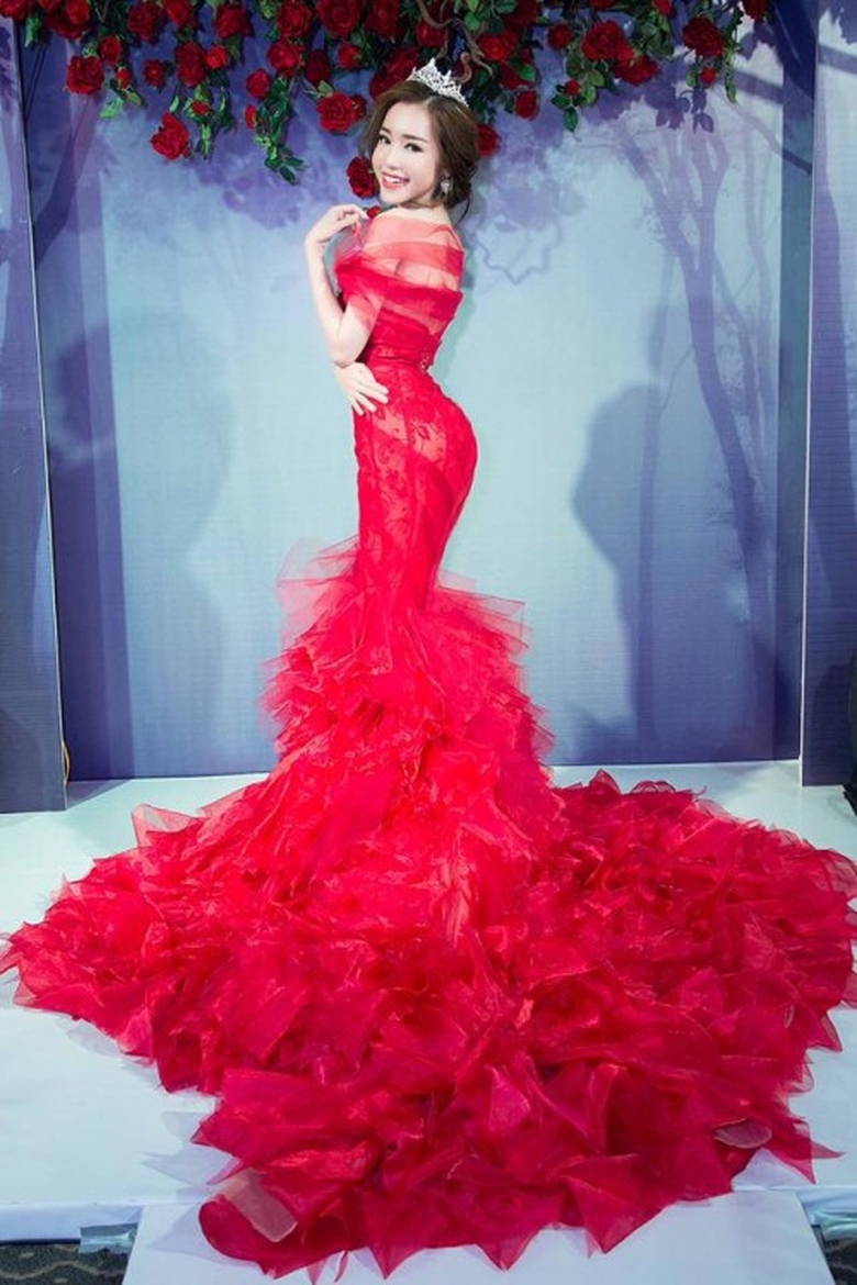 1460336678-elly-tran-lan-dau-khoe-vong-eo-54-khien