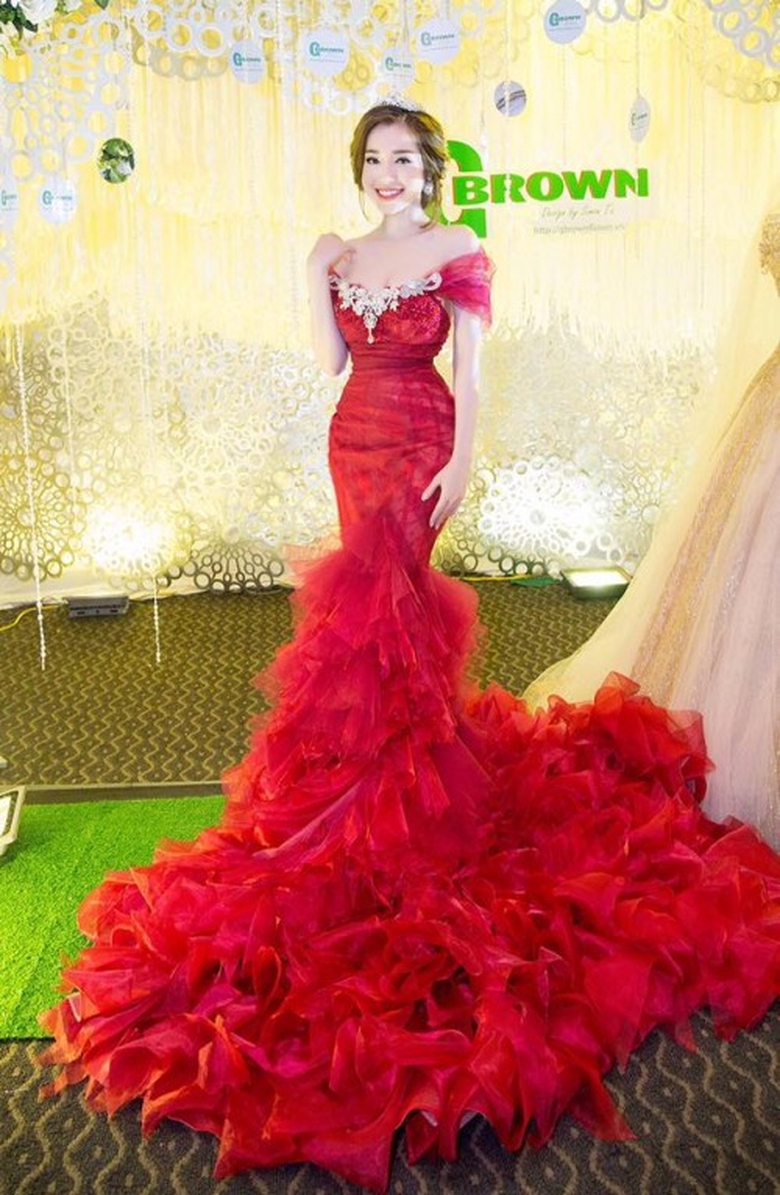 1460336684-elly-tran-lan-dau-khoe-vong-eo-54-khien