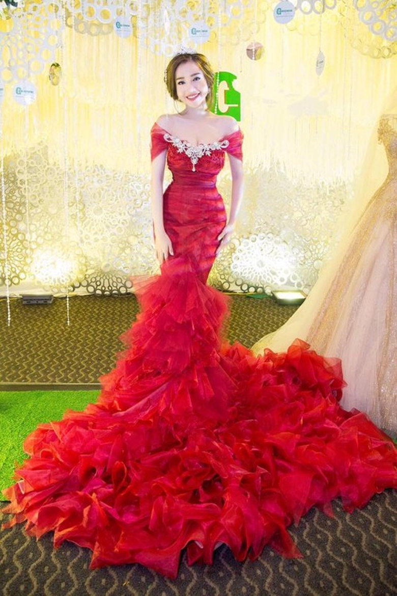 1460336685-elly-tran-lan-dau-khoe-vong-eo-54-khien