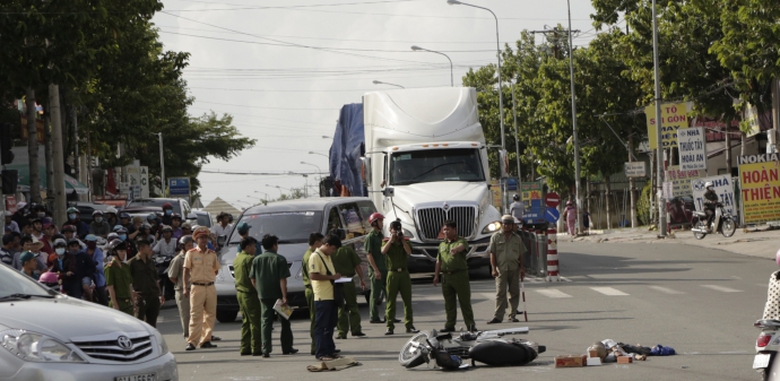 cu-ong-79-tuoi-chet-tham-duoi-banh-xe-tai