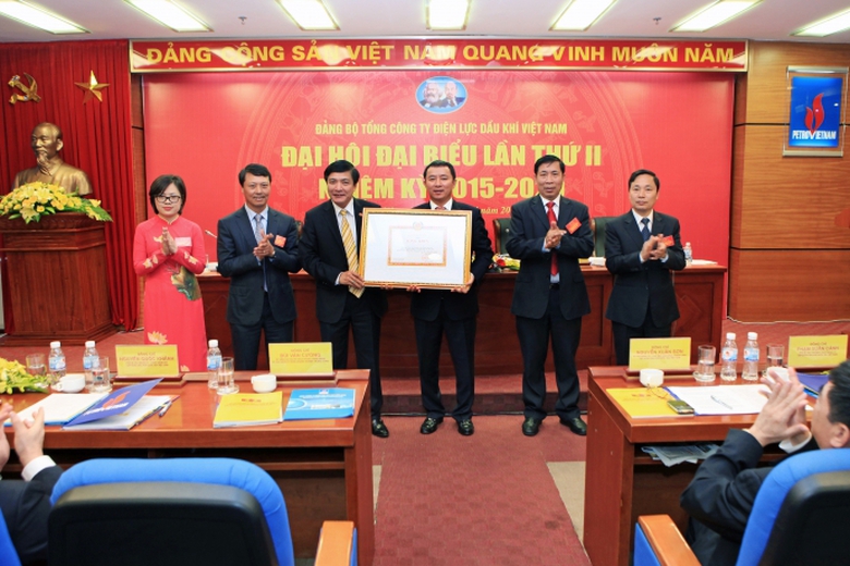 dang uy khoi tang bang khen