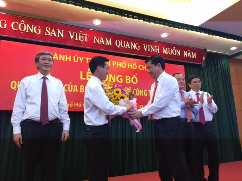 Bi thu thanh uy TP HCM Dinh La Thang tang hoa dong