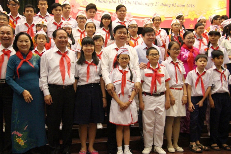 bi thu dinh la thang chup cung cac chau thieu nhi 