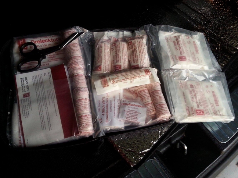 b&ecirc;n trong hộp cứu thương tr&ecirc;n xe &ocirc; t&ocirc; 