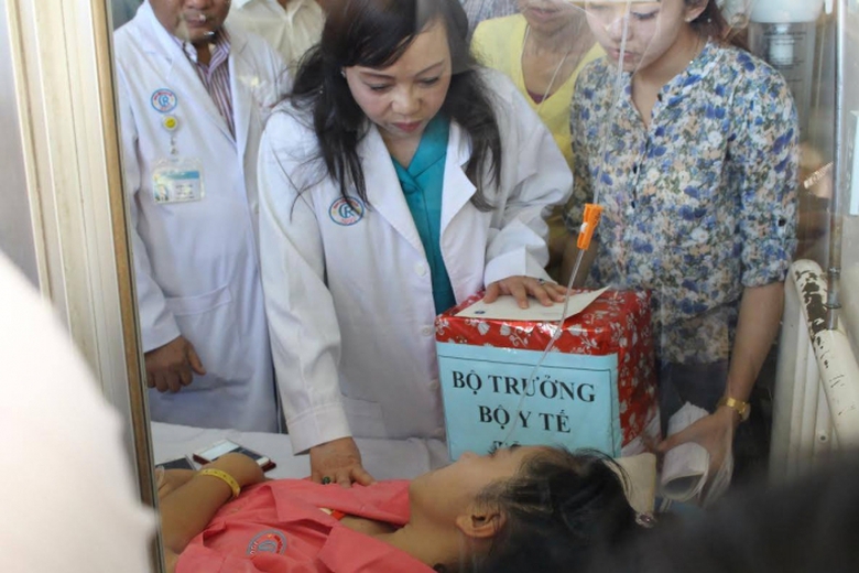 bo truong tham co gai cut chan 